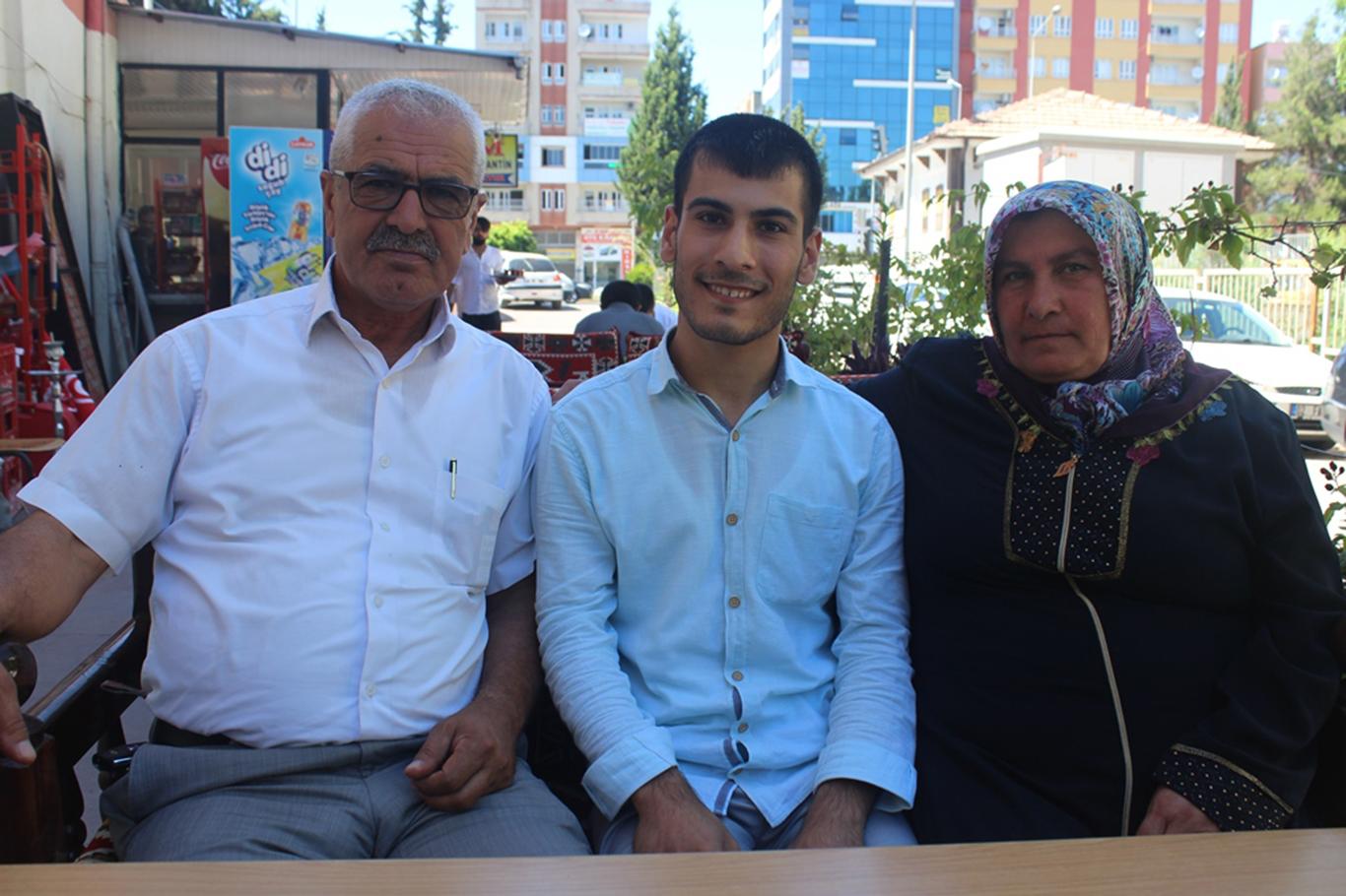 "Gülmek için birçok nedenimiz var" "Gülmek için birçok nedenimiz var"